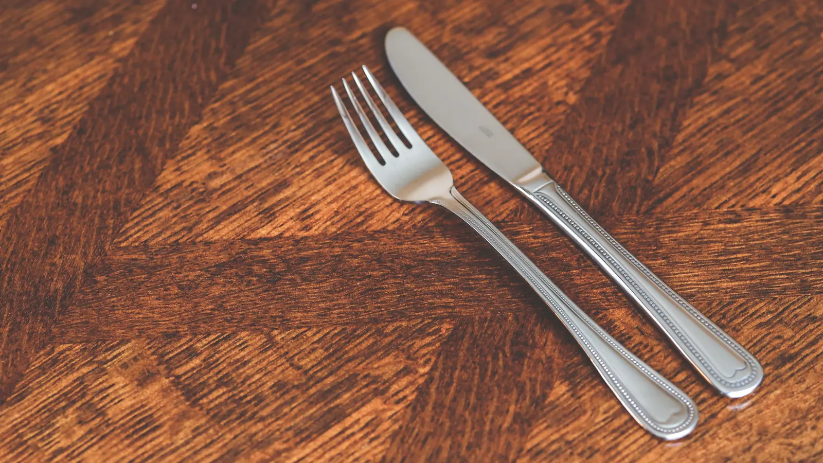 Restaurangbestick vid en dukad plats