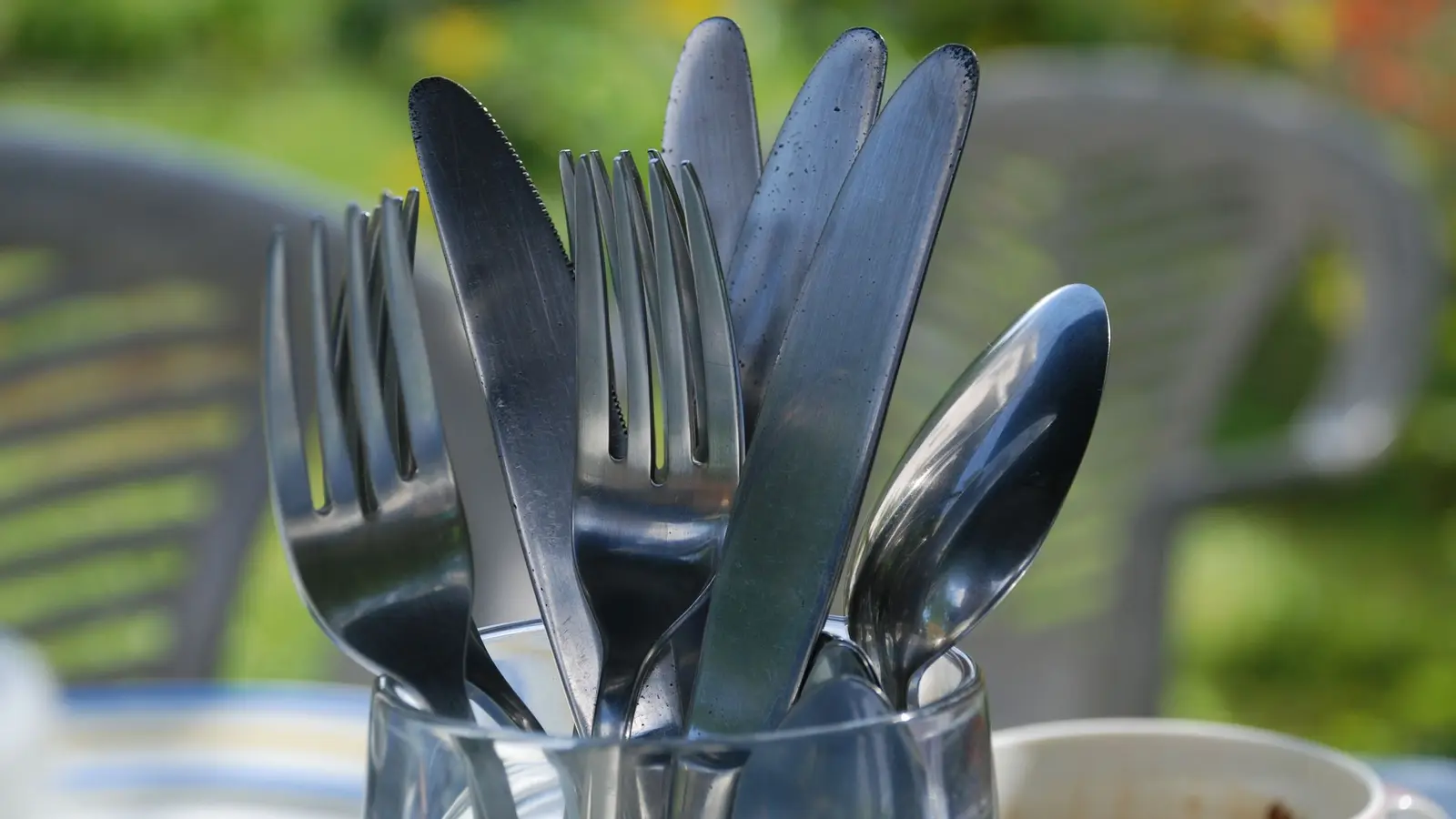 Vardagsbestick i rostfritt stål på ett enkelt bord