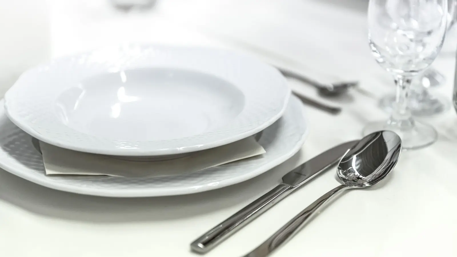Restaurangbord dukat med bestick och glas